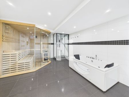Freistehendes 6.5-Zimmer-Einfamilienhaus auf vier Etagen mit grossem Garten, Garage und Wellnessbereich in ruhiger, exklusiver Lage auf dem Bruderholz - Foto 4