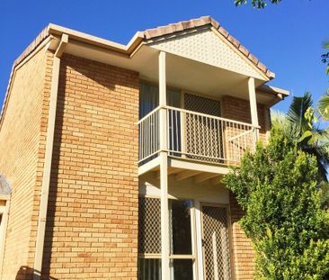 THREE BEDROOMS TOWNHOUSE WITH NEW AIR CONDITION - Photo 2