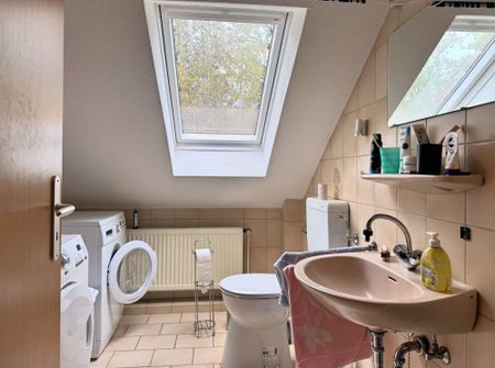 Gemütliche 2ZKB Dachgeschosswohnung mit EBK & Balkon in zentraler Sackgassenlage der Stadt Wiesmoor - Photo 4