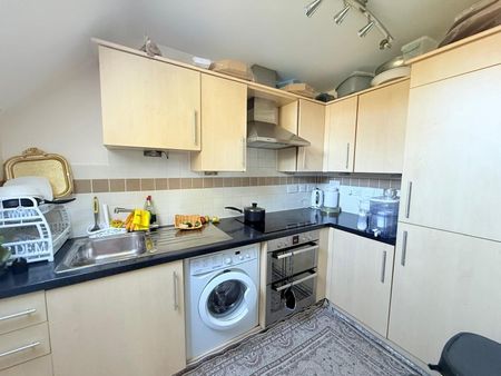 Bramshott Place, Fleet - 2 bedrooms Property for lettings - Seymours - Photo 2