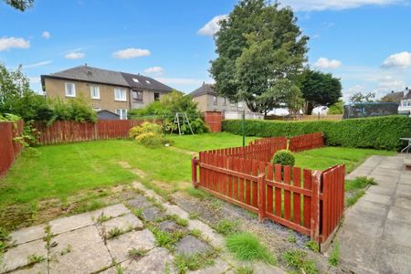 3 bed flat to rent in Colinslie Road, Glasgow, G53 - Photo 2