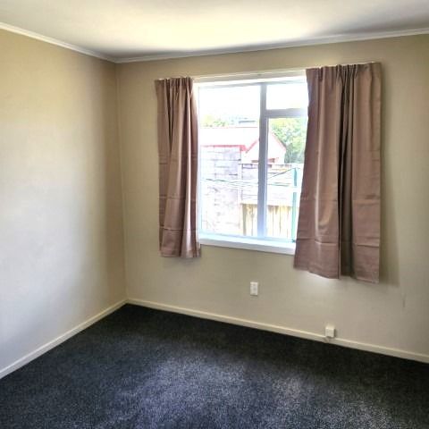 Tidy, three bedroom, one bathroom separate toilet family home. - Photo 1