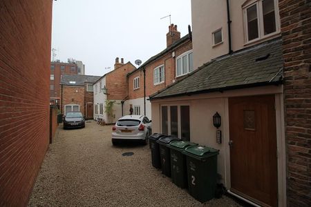 2 bedroom mews to rent - Photo 5
