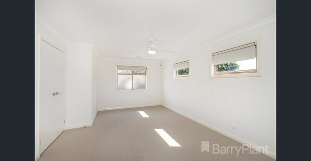 Modern Comfort and Convenience in the Heart of West Footscray! - Photo 1