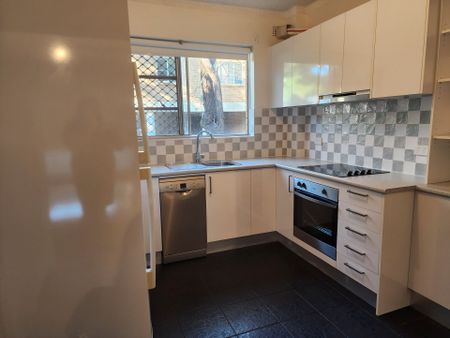 PERFECTLY LOCATED CLOSE TO STATION, SHOPS & SCHOOLS - Photo 4