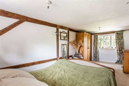 Character cottage situated in sought after village - Photo 3