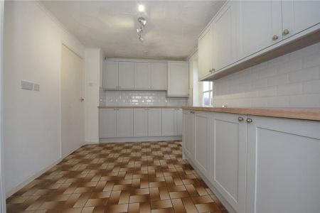 4 bedroom detached house to rent - Photo 2