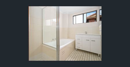 Conveniently located - Photo 5