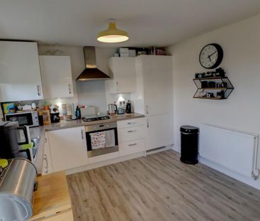 3 bedroom semi-detached house to rent - Photo 5