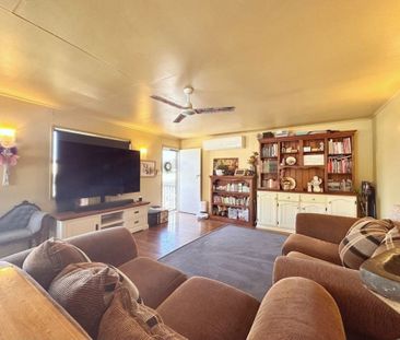 3 Bedroom, 1 Bathroom Backs onto High School - Photo 2