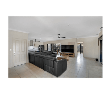 Spacious Family Living with Private Pool, Solar & 1,114m² of Space - Photo 1