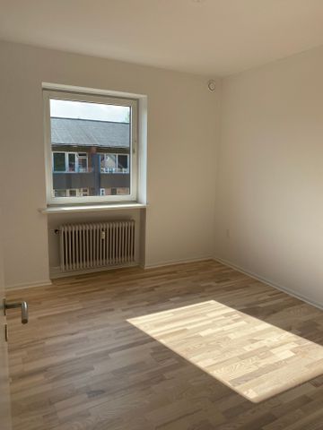 Skøn og stor 4 vær lejlighed med privat altan - Photo 2