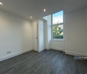 3 bedroom flat to rent - Photo 3