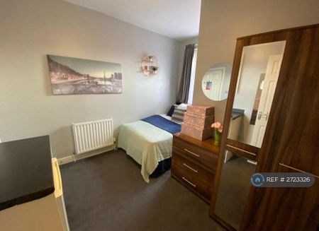 1 bedroom in a house share to rent - Photo 2