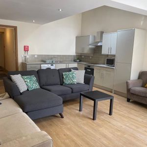 4 bedroom flat to rent - Photo 2