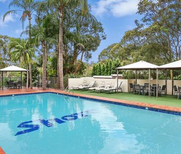 Quiet Top-Floor Studio with Leafy Outlook - Photo 6