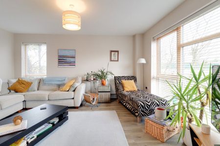 A 2 Bedroom Flat in Leckhampton Place, GL50 0FB - Photo 3