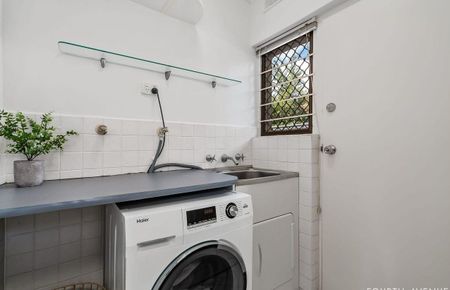 Bright, Low-Maintenance Unit in a convenient Location - Photo 4