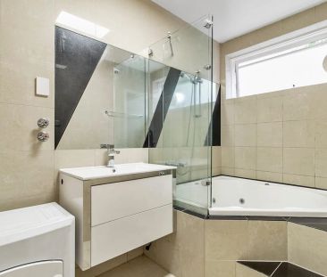 Modern Ground Floor Apartment – Walk to EVERYTHING - Photo 3