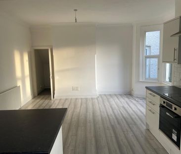 3 bedroom flat to rent - Photo 4