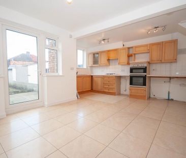 3 bedroom semi-detached house to rent - Photo 3
