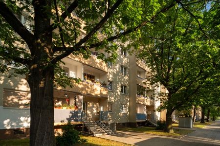 Ruhig gelegene 3-Raum-Wohnung mit Blick ins Grüne (Nur mit WBS!) - Photo 2