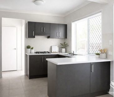 Modern Townhouse with Quick Motorway Access and Nearby Shops - Photo 4