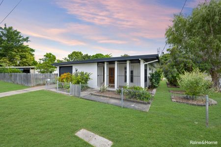 Charming 3 bedroom, 1 bathroom home is waiting for YOU! - Photo 3