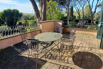 Ardeatina-Divino Amore: Quiet, charming rustic villa, big and well-curated garden, 3 beds, 1 study, 3 baths, living room, kitchen, with terraces , AC and parking space. Ref 2322