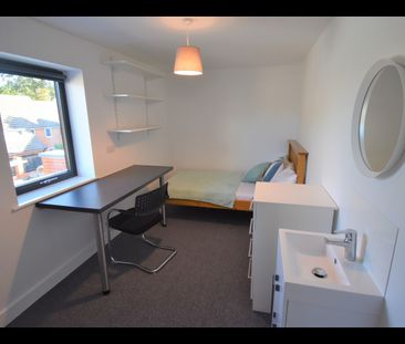 7 Bed End Terrace, Hillside Court, RG1 - Photo 5