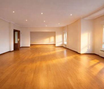 Alquiler de piso en Calle Lealtad - Foto 1