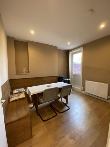 4 bedroom semi-detached house to rent - Photo 2