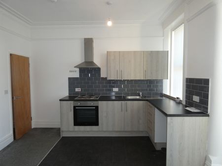 Holmfield Road Flat 2 - Photo 5