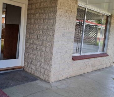 Large 130m2 Two Bedroom Brick Home - Photo 4