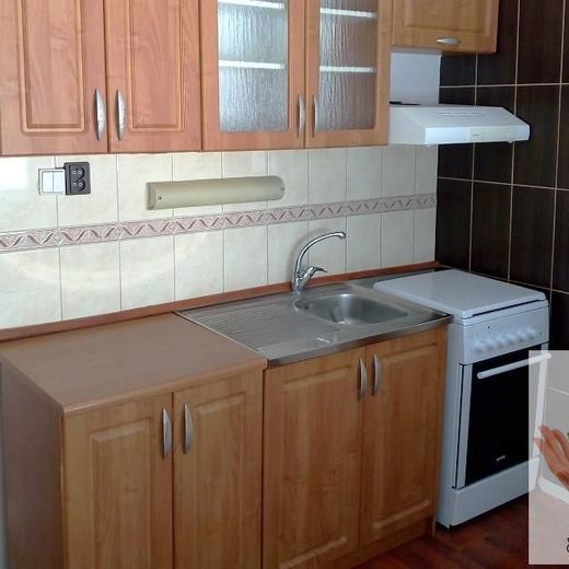 Na prenájom nezariadený 1 izbový byt s balkónom v Nových Zámkoch - Photo 1
