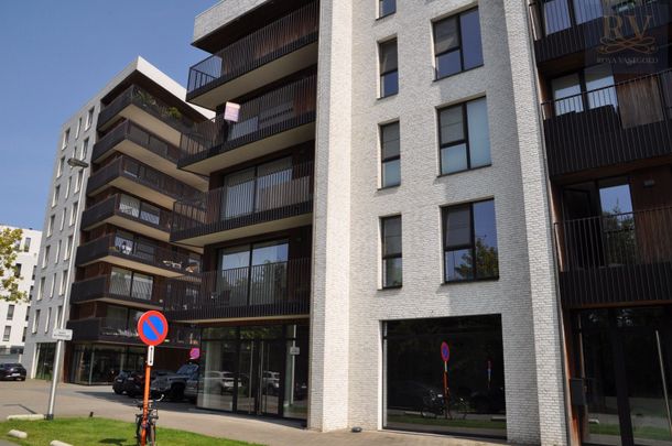 RUIM APPARTEMENT VAN +- 100 M² MET 2 SLPK EN BUREEL OP CENTRALE LOCATIE IN HASSELT - Photo 1