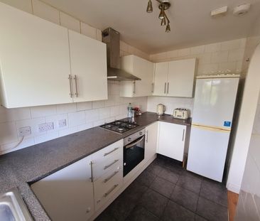 2 Bed Flat, Courtney Towers, IG2 - Photo 3