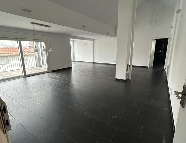 Penthouse-Wohnung 4 1/2 Zi.-Balkon/Wintergarten/EBK/2TG-Stellplätze - Foto 1