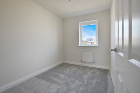 A wonderfully presented five bedroom home, with double garage and enclosed garden. Close to Trumpington Meadows nature reserve, Addenbrookes Hospital and the park and ride, for Cambridge City centre. Available December. - Photo 5