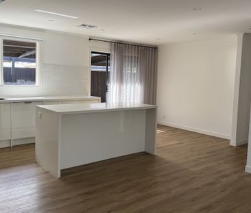 Modern Two Bedroom Freestanding Unit with Spacious Courtyard - Photo 2