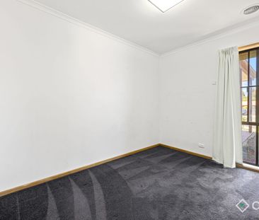 Neat & Comfortable Living in a Quiet Narre Warren Location - Photo 5