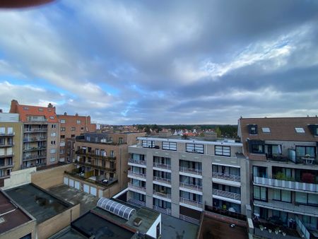 GEMEUBELD - Duplex appartement met 3 volwaardige slaapkamers en twee ruime zongerichte terrassen met open zichten, gelegen aan de zonnekant van de Lippenslaan. - Foto 4