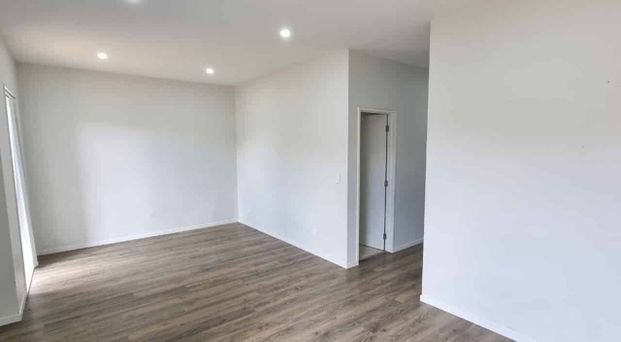Modern 4-Bedroom Home with Garage – Papakura - Photo 1