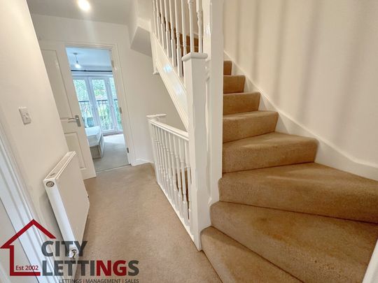 4 Bedroom End Terraced House - Photo 1