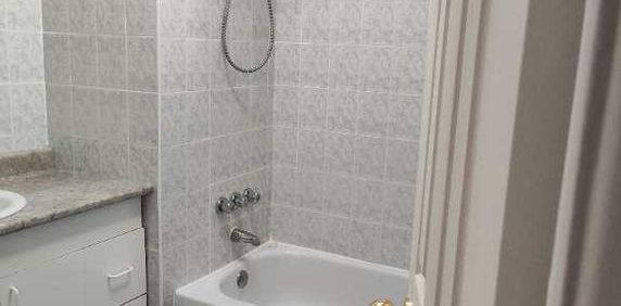 4 1/2 St. Leonard Viau/Lavoisier $1500 - Photo 2