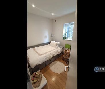 1 bedroom in a flat share to rent - Photo 3