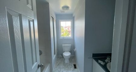 162 Tunbridge Barrie | $2400 per month | Plus Heat | Plus Water | Plus Hydro - Photo 3