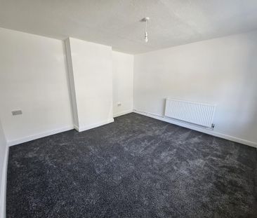 3 bedroom end of terrace house to rent - Photo 3