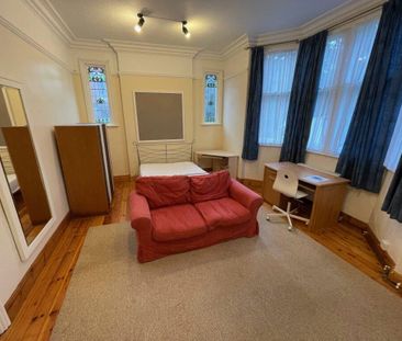 5 bedroom end of terrace house to rent - Photo 3