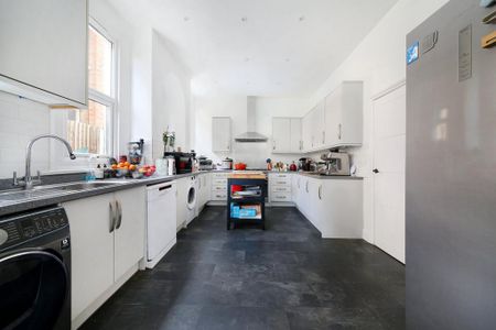6 bedroom semi-detached house to rent - Photo 5
